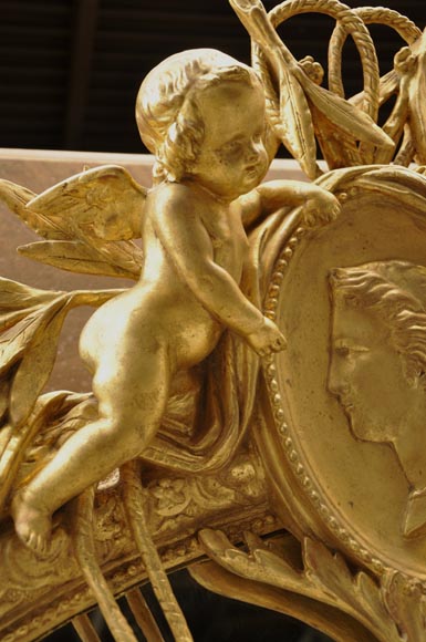 Superbe miroir à parecloses Napoléon III en bois et stuc doré à décor de putti et de profils de femmes en médaillons Superbe miroir à parecloses Napoléon III en bois et stuc doré à décor de putti et de profils de femmes en médaillons-3