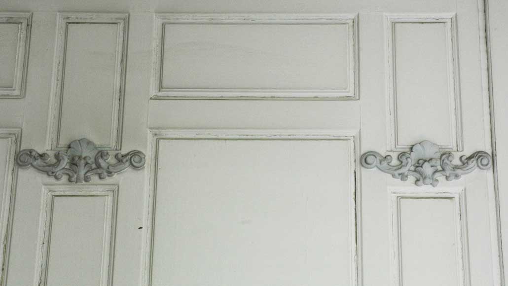 Pièce de boiserie du XVIIIème siècle et son parquet d'origine. Pièce de boiserie du XVIIIème siècle et son parquet d'origine.-13