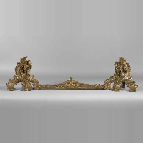 Belle barre de chenets de style Louis XV en bronze doré avec enfants et feuillages