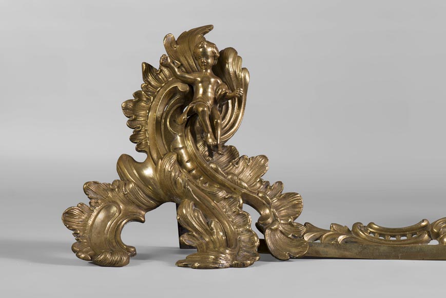 Belle barre de chenets de style Louis XV en bronze doré avec enfants et feuillages Belle barre de chenets de style Louis XV en bronze doré avec enfants et feuillages-1