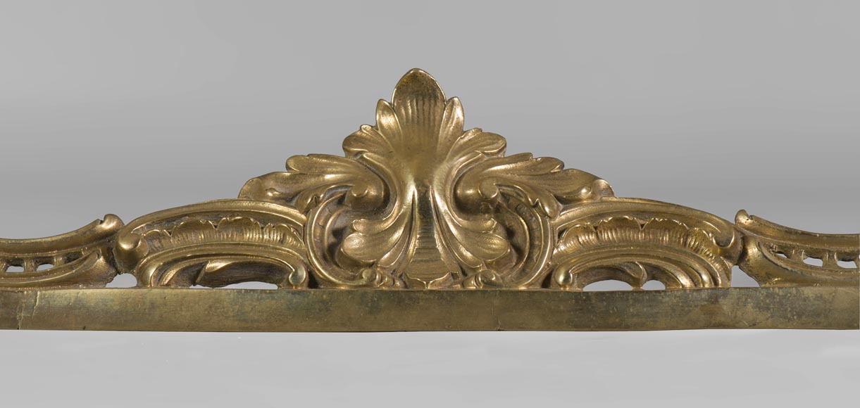 Belle barre de chenets de style Louis XV en bronze doré avec enfants et feuillages Belle barre de chenets de style Louis XV en bronze doré avec enfants et feuillages-2