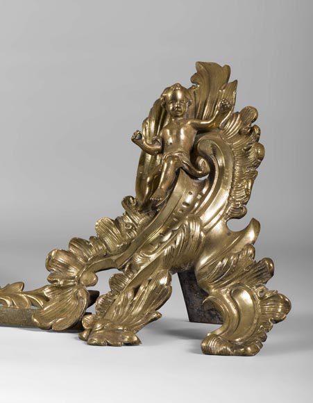 Belle barre de chenets de style Louis XV en bronze doré avec enfants et feuillages Belle barre de chenets de style Louis XV en bronze doré avec enfants et feuillages-3