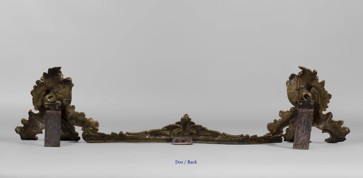 Belle barre de chenets de style Louis XV en bronze doré avec enfants et feuillages Belle barre de chenets de style Louis XV en bronze doré avec enfants et feuillages-5