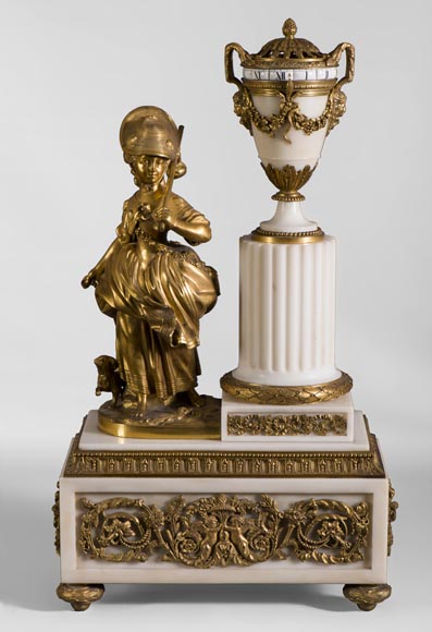 Rare horloge à cadran tournant de style Louis XVI à la petite bergère, marbre Statuaire et bronze doré Rare horloge à cadran tournant de style Louis XVI à la petite bergère, marbre Statuaire et bronze doré-0