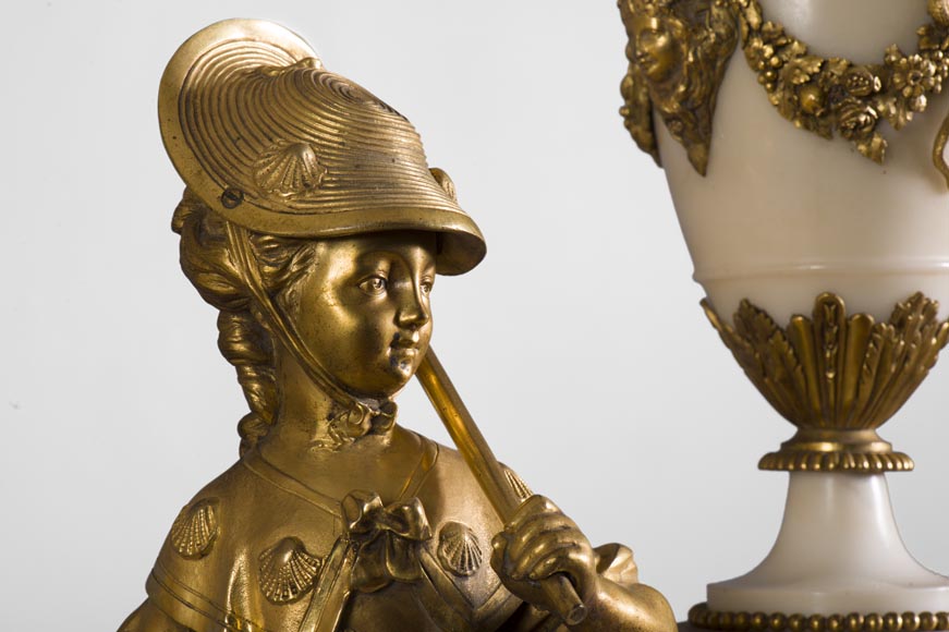 Rare horloge à cadran tournant de style Louis XVI à la petite bergère, marbre Statuaire et bronze doré Rare horloge à cadran tournant de style Louis XVI à la petite bergère, marbre Statuaire et bronze doré-3