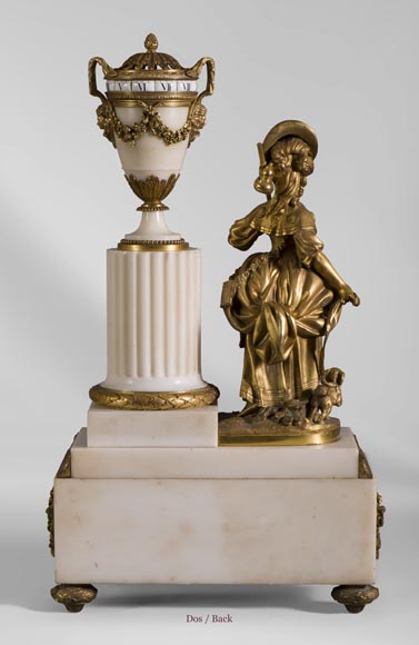 Rare horloge à cadran tournant de style Louis XVI à la petite bergère, marbre Statuaire et bronze doré Rare horloge à cadran tournant de style Louis XVI à la petite bergère, marbre Statuaire et bronze doré-8