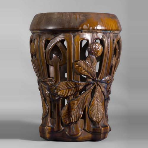 Rare tabouret Art Nouveau en céramique à décor ajouré de feuilles de marronnier