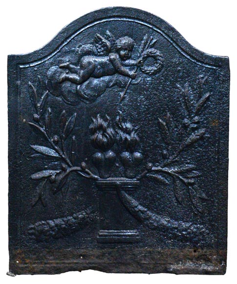 Deux coeurs brûlant sur un autel, ancienne petite plaque de cheminée d'époque Louis XVI  Deux coeurs brûlant sur un autel, ancienne petite plaque de cheminée d'époque Louis XVI -0