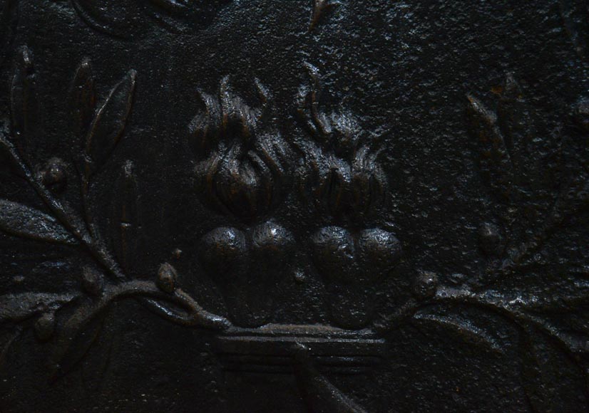 Deux coeurs brûlant sur un autel, ancienne petite plaque de cheminée d'époque Louis XVI  Deux coeurs brûlant sur un autel, ancienne petite plaque de cheminée d'époque Louis XVI -2