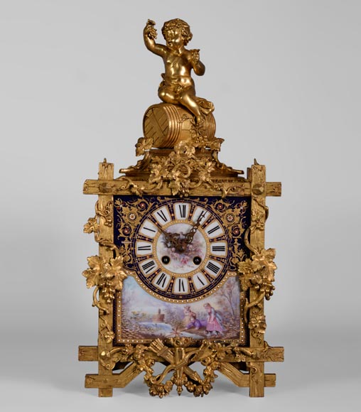 Pendule d'époque Napoléon III en porcelaine et bronze doré sur le thème de la vigne Pendule d'époque Napoléon III en porcelaine et bronze doré sur le thème de la vigne-0