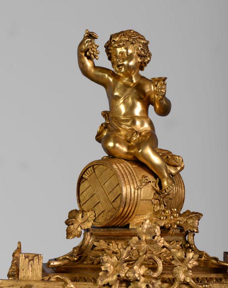 Pendule d'époque Napoléon III en porcelaine et bronze doré sur le thème de la vigne Pendule d'époque Napoléon III en porcelaine et bronze doré sur le thème de la vigne-2