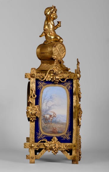 Pendule d'époque Napoléon III en porcelaine et bronze doré sur le thème de la vigne Pendule d'époque Napoléon III en porcelaine et bronze doré sur le thème de la vigne-8