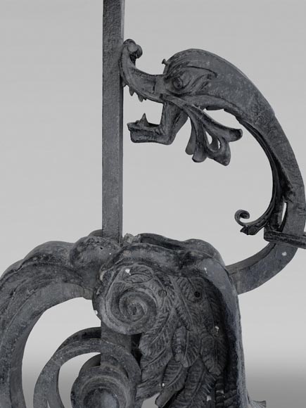 Potence en fer forgé à décor de chimère ailée Potence en fer forgé à décor de chimère ailée-1