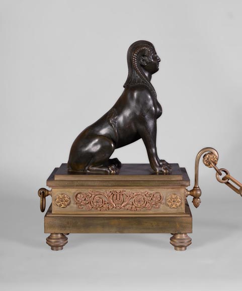 Paire de chenets de style Empire aux Sphinges, bronze doré et bronze à patine brune Paire de chenets de style Empire aux Sphinges, bronze doré et bronze à patine brune-1