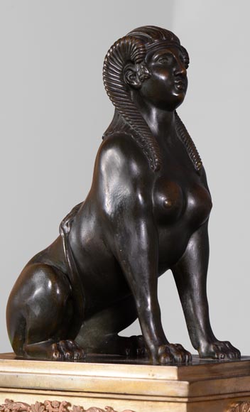 Paire de chenets de style Empire aux Sphinges, bronze doré et bronze à patine brune Paire de chenets de style Empire aux Sphinges, bronze doré et bronze à patine brune-2