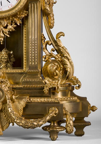 Importante pendule de style Louis XVI en bronze doré au masque solaire, époque Napoléon III Importante pendule de style Louis XVI en bronze doré au masque solaire, époque Napoléon III-5