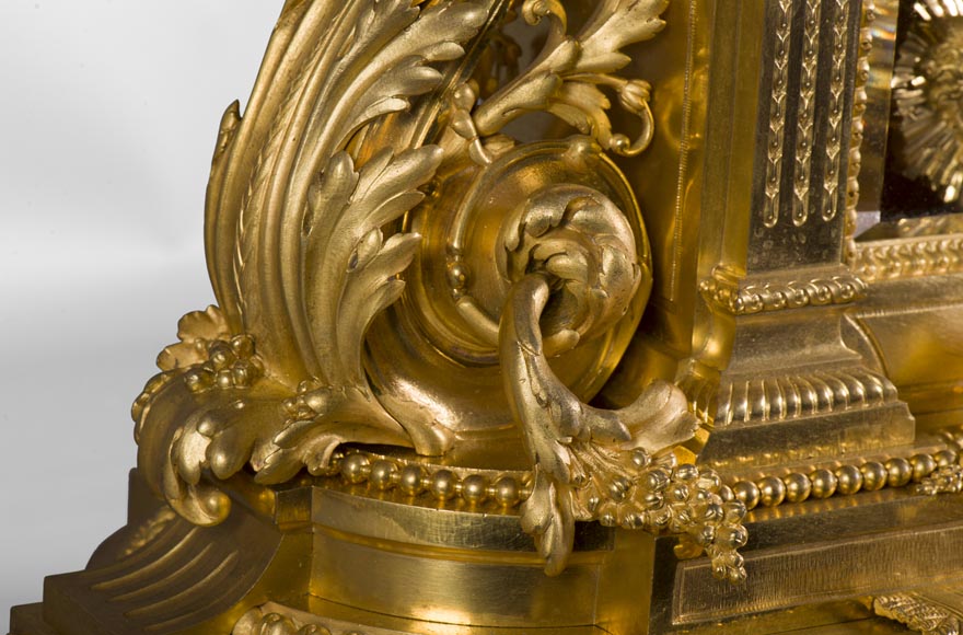 Importante pendule de style Louis XVI en bronze doré au masque solaire, époque Napoléon III Importante pendule de style Louis XVI en bronze doré au masque solaire, époque Napoléon III-7