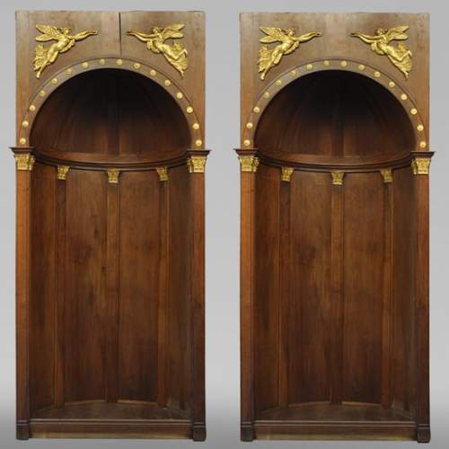 Paire d'alcôves en noyer et stuc doré de style Louis-Philippe à décor de Renommées