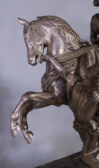 D'après Jean-Auguste BARRE (1811-1896) - Garniture de cheminée figurant Marie de Bourgogne partant à la chasse au faucon D'après Jean-Auguste BARRE (1811-1896) - Garniture de cheminée figurant Marie de Bourgogne partant à la chasse au faucon-3