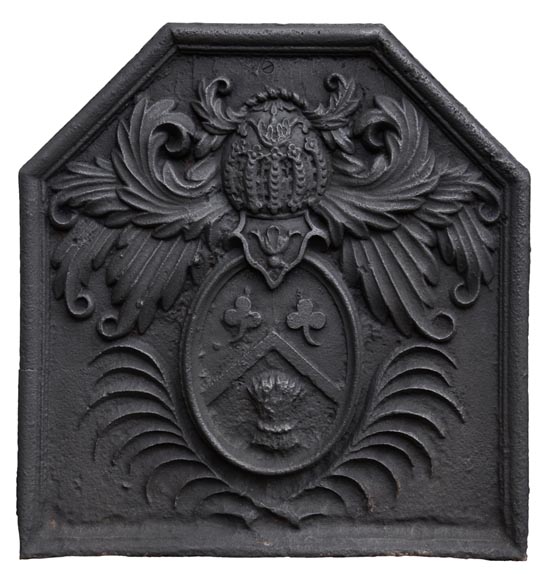 Plaque de cheminée ancienne du XVIIIè siècle aux armes de la famille Fontaine de Biré Plaque de cheminée ancienne du XVIIIè siècle aux armes de la famille Fontaine de Biré-0