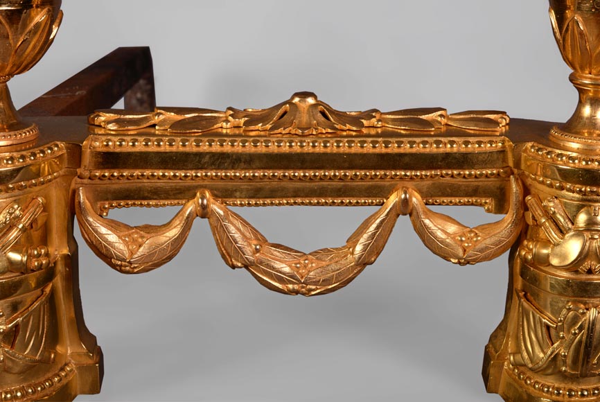 Belle paire de chenets en bronze de style Napoléon III aux trophées militaires  Belle paire de chenets en bronze de style Napoléon III aux trophées militaires -2