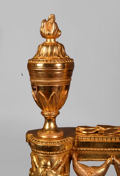 Belle paire de chenets en bronze de style Napoléon III aux trophées militaires  Belle paire de chenets en bronze de style Napoléon III aux trophées militaires -3