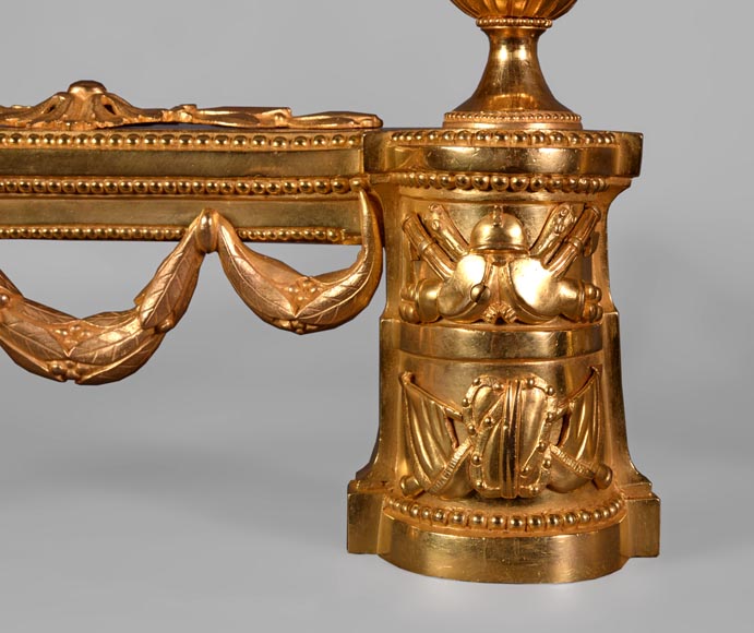 Belle paire de chenets en bronze de style Napoléon III aux trophées militaires  Belle paire de chenets en bronze de style Napoléon III aux trophées militaires -4