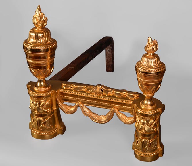 Belle paire de chenets en bronze de style Napoléon III aux trophées militaires  Belle paire de chenets en bronze de style Napoléon III aux trophées militaires -5