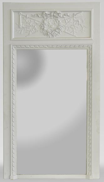 Trumeau ancien de style Louis XVI à décor de couronnes de fleurs et masses d'armes, bois et stuc peint en bleu Trumeau ancien de style Louis XVI à décor de couronnes de fleurs et masses d'armes, bois et stuc peint en bleu-0