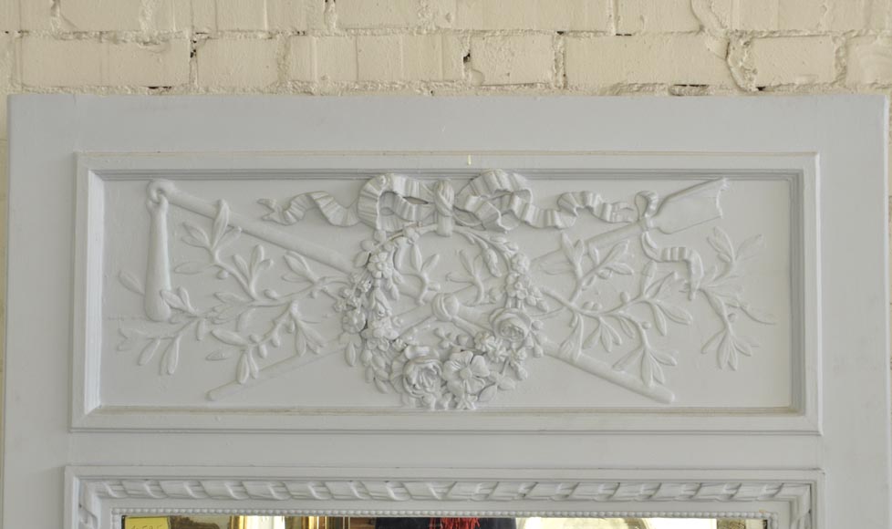 Trumeau ancien de style Louis XVI à décor de couronnes de fleurs et masses d'armes, bois et stuc peint en bleu Trumeau ancien de style Louis XVI à décor de couronnes de fleurs et masses d'armes, bois et stuc peint en bleu-1