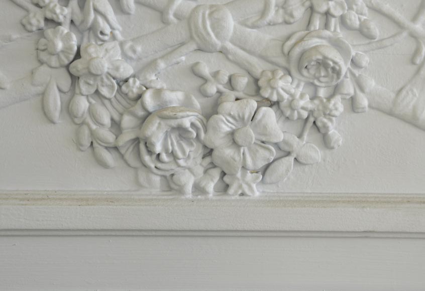 Trumeau ancien de style Louis XVI à décor de couronnes de fleurs et masses d'armes, bois et stuc peint en bleu Trumeau ancien de style Louis XVI à décor de couronnes de fleurs et masses d'armes, bois et stuc peint en bleu-2