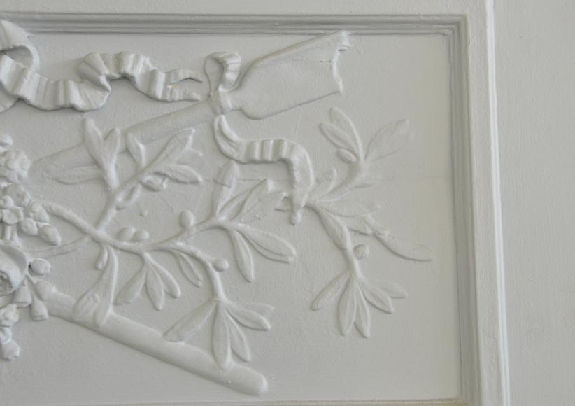 Trumeau ancien de style Louis XVI à décor de couronnes de fleurs et masses d'armes, bois et stuc peint en bleu Trumeau ancien de style Louis XVI à décor de couronnes de fleurs et masses d'armes, bois et stuc peint en bleu-3