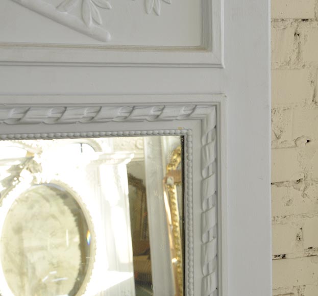 Trumeau ancien de style Louis XVI à décor de couronnes de fleurs et masses d'armes, bois et stuc peint en bleu Trumeau ancien de style Louis XVI à décor de couronnes de fleurs et masses d'armes, bois et stuc peint en bleu-4