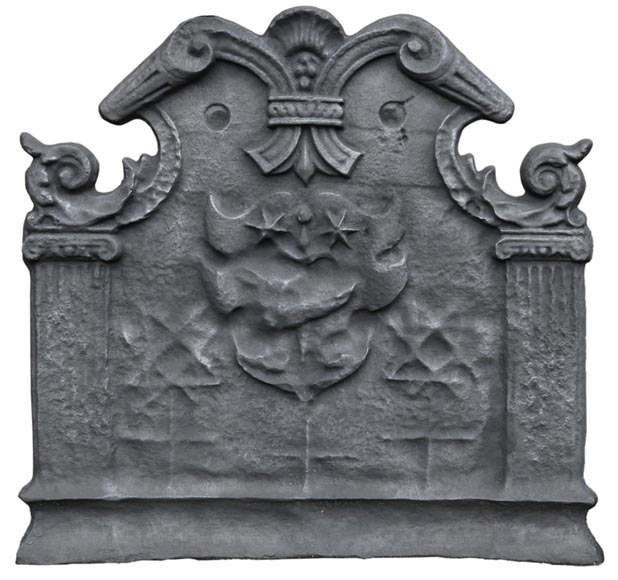 Plaque de cheminée ancienne à décor armorié avec une épée et deux étoiles, deux pilastres ioniques et motif de cuir découpé, fin du XVIIè siècle Plaque de cheminée ancienne à décor armorié avec une épée et deux étoiles, deux pilastres ioniques et motif de cuir découpé, fin du XVIIè siècle-0