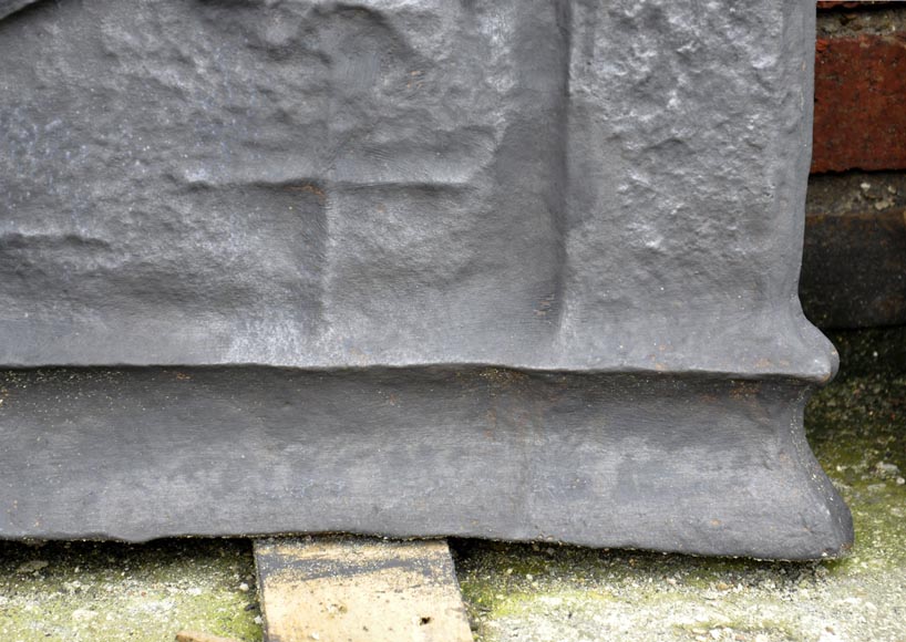 Plaque de cheminée ancienne à décor armorié avec une épée et deux étoiles, deux pilastres ioniques et motif de cuir découpé, fin du XVIIè siècle Plaque de cheminée ancienne à décor armorié avec une épée et deux étoiles, deux pilastres ioniques et motif de cuir découpé, fin du XVIIè siècle-4