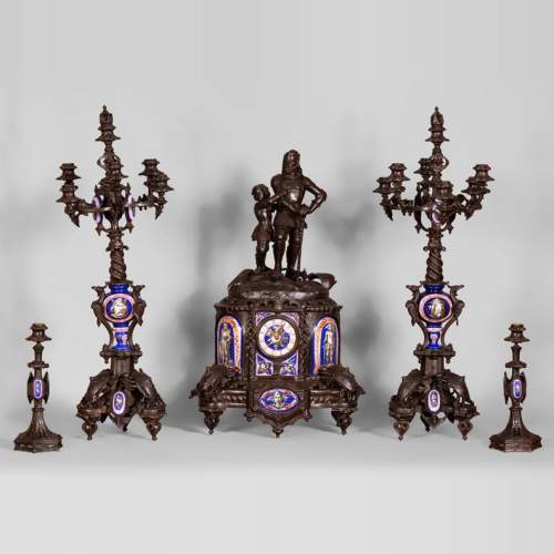 Importante garniture de cheminée 5 pièces de style Troubadour, fonte de fer et Porcelaine de Paris