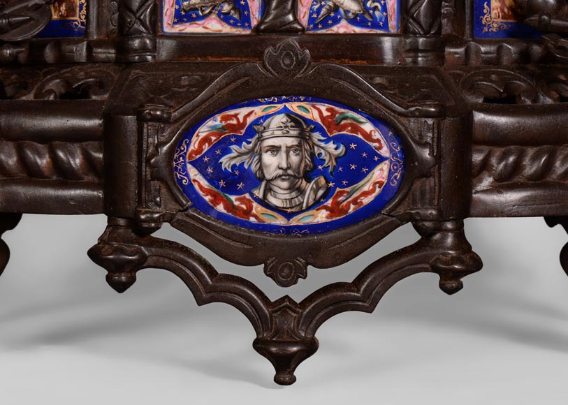 Importante garniture de cheminée 5 pièces de style Troubadour, fonte de fer et Porcelaine de Paris Importante garniture de cheminée 5 pièces de style Troubadour, fonte de fer et Porcelaine de Paris-4