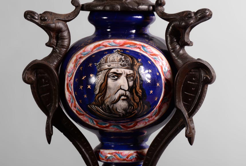 Importante garniture de cheminée 5 pièces de style Troubadour, fonte de fer et Porcelaine de Paris Importante garniture de cheminée 5 pièces de style Troubadour, fonte de fer et Porcelaine de Paris-7