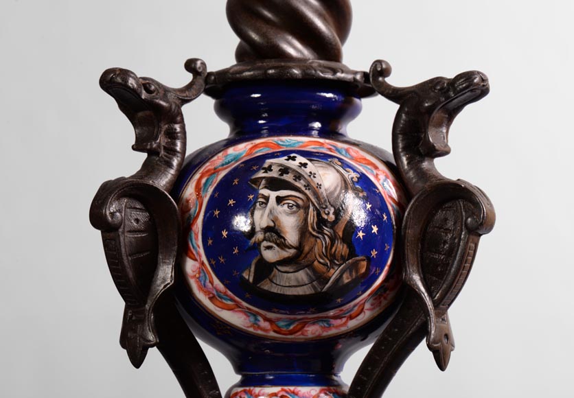 Importante garniture de cheminée 5 pièces de style Troubadour, fonte de fer et Porcelaine de Paris Importante garniture de cheminée 5 pièces de style Troubadour, fonte de fer et Porcelaine de Paris-8