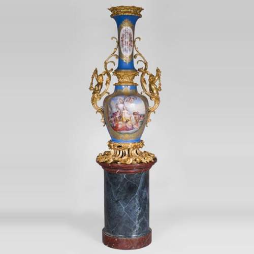 Vase monumental d'époque Napoléon III en Porcelaine de Paris au Triomphe de Vénus avec son importante monture de bronze doré aux espagnolettes
