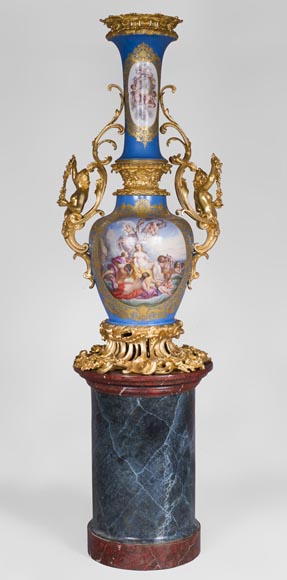 Vase monumental d'époque Napoléon III en Porcelaine de Paris au Triomphe de Vénus avec son importante monture de bronze doré aux espagnolettes Vase monumental d'époque Napoléon III en Porcelaine de Paris au Triomphe de Vénus avec son importante monture de bronze doré aux espagnolettes-0