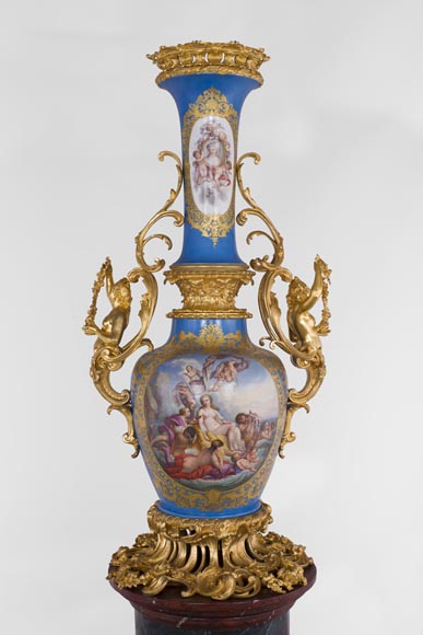 Vase monumental d'époque Napoléon III en Porcelaine de Paris au Triomphe de Vénus avec son importante monture de bronze doré aux espagnolettes Vase monumental d'époque Napoléon III en Porcelaine de Paris au Triomphe de Vénus avec son importante monture de bronze doré aux espagnolettes-1