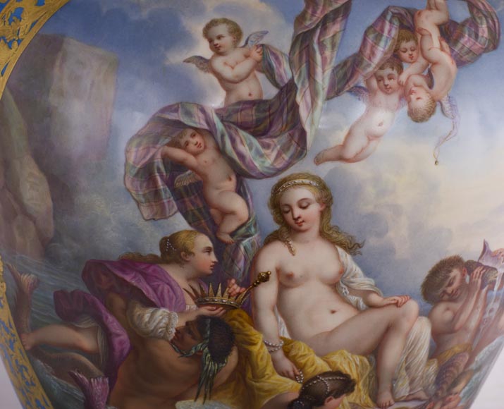 Vase monumental d'époque Napoléon III en Porcelaine de Paris au Triomphe de Vénus avec son importante monture de bronze doré aux espagnolettes Vase monumental d'époque Napoléon III en Porcelaine de Paris au Triomphe de Vénus avec son importante monture de bronze doré aux espagnolettes-3