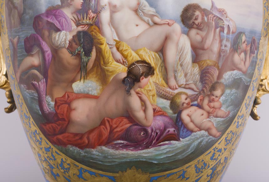 Vase monumental d'époque Napoléon III en Porcelaine de Paris au Triomphe de Vénus avec son importante monture de bronze doré aux espagnolettes Vase monumental d'époque Napoléon III en Porcelaine de Paris au Triomphe de Vénus avec son importante monture de bronze doré aux espagnolettes-4