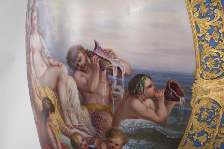 Vase monumental d'époque Napoléon III en Porcelaine de Paris au Triomphe de Vénus avec son importante monture de bronze doré aux espagnolettes Vase monumental d'époque Napoléon III en Porcelaine de Paris au Triomphe de Vénus avec son importante monture de bronze doré aux espagnolettes-5