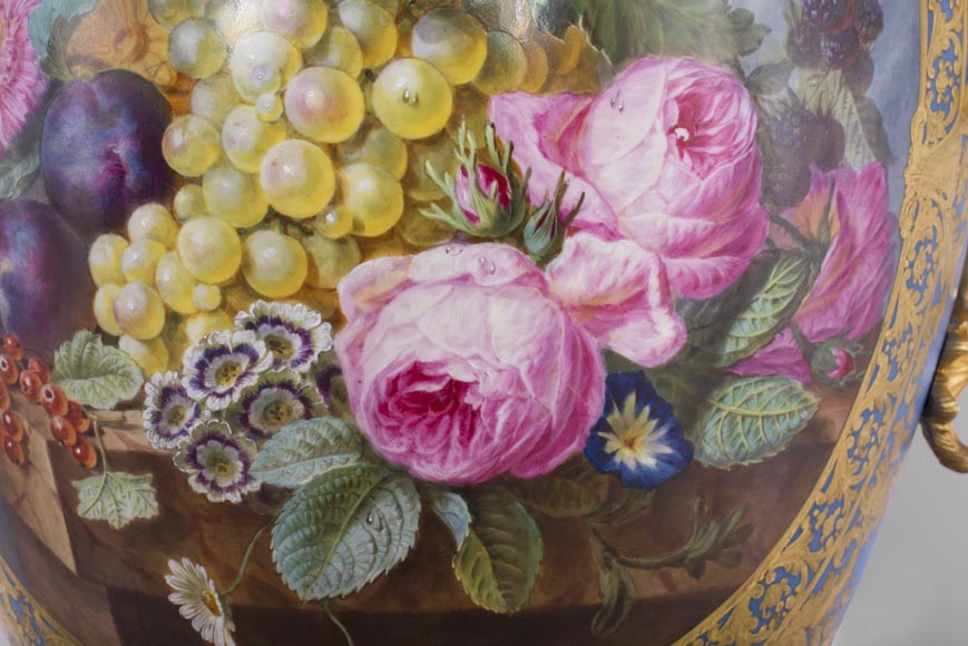 Vase monumental d'époque Napoléon III en Porcelaine de Paris au Triomphe de Vénus avec son importante monture de bronze doré aux espagnolettes Vase monumental d'époque Napoléon III en Porcelaine de Paris au Triomphe de Vénus avec son importante monture de bronze doré aux espagnolettes-9