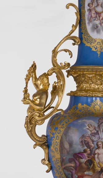 Vase monumental d'époque Napoléon III en Porcelaine de Paris au Triomphe de Vénus avec son importante monture de bronze doré aux espagnolettes Vase monumental d'époque Napoléon III en Porcelaine de Paris au Triomphe de Vénus avec son importante monture de bronze doré aux espagnolettes-13