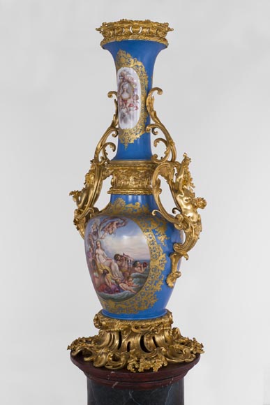 Vase monumental d'époque Napoléon III en Porcelaine de Paris au Triomphe de Vénus avec son importante monture de bronze doré aux espagnolettes Vase monumental d'époque Napoléon III en Porcelaine de Paris au Triomphe de Vénus avec son importante monture de bronze doré aux espagnolettes-15