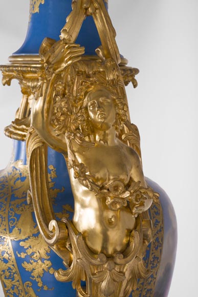 Vase monumental d'époque Napoléon III en Porcelaine de Paris au Triomphe de Vénus avec son importante monture de bronze doré aux espagnolettes Vase monumental d'époque Napoléon III en Porcelaine de Paris au Triomphe de Vénus avec son importante monture de bronze doré aux espagnolettes-16