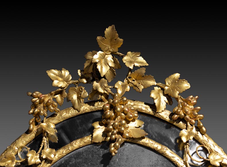 Très beau miroir ovale à parecloses à décor de grappes de raisin et feuilles de vigne Très beau miroir ovale à parecloses à décor de grappes de raisin et feuilles de vigne-1